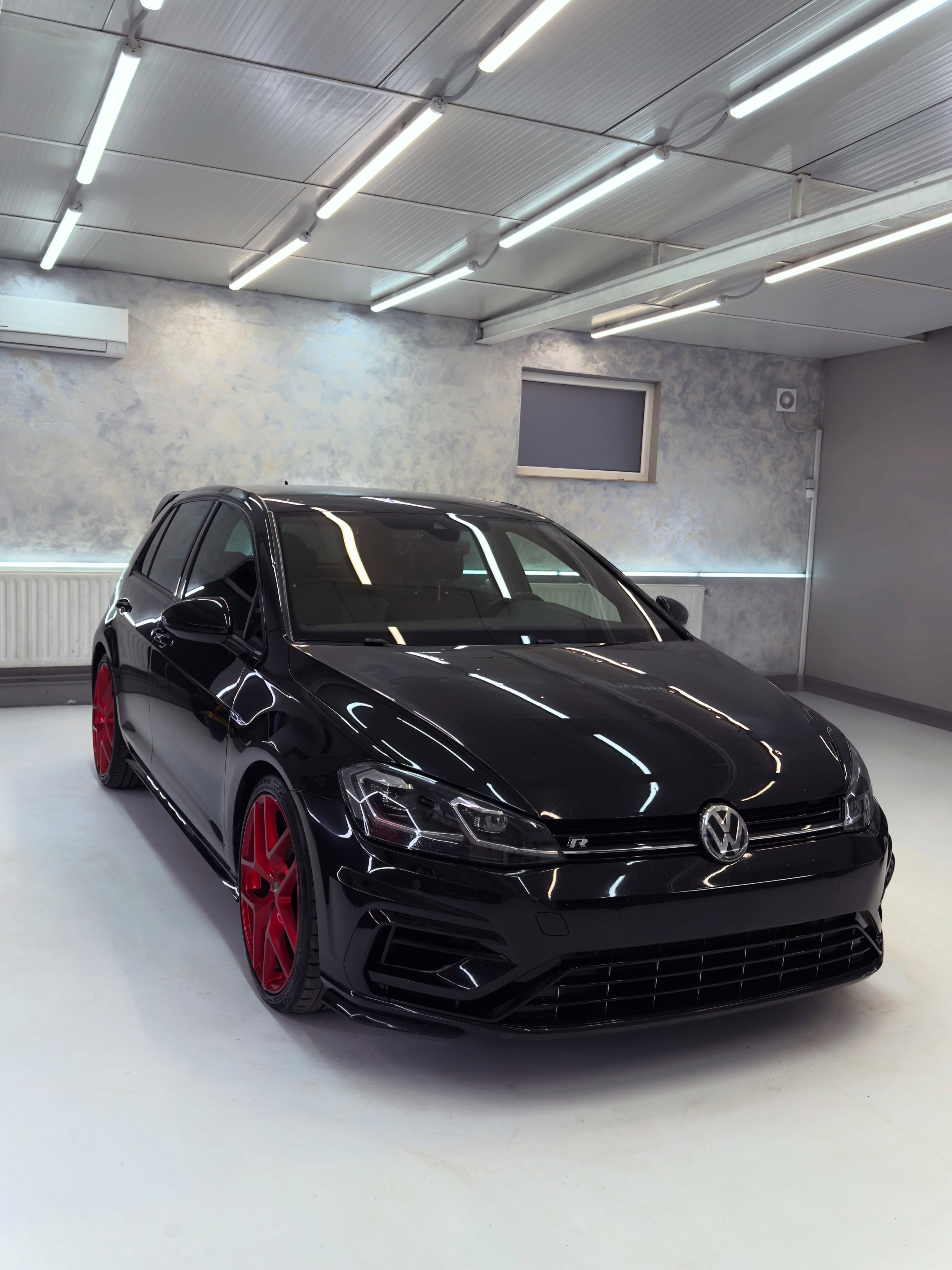 Čierny Volkswagen Golf 7.5 R v detailingovom štúdiu