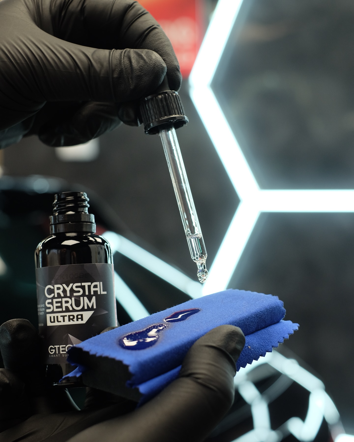 Detail kvapiek Gtechniq Crystal Serum Ultra na aplikačnom tampóne pri Škode Superb